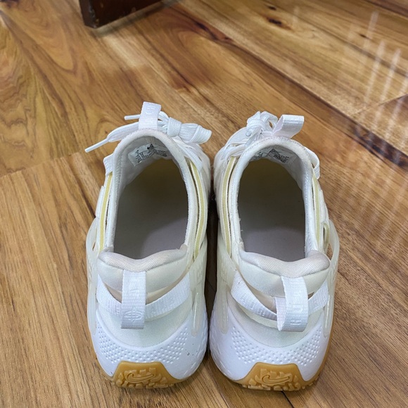 AIR HUARACHE CRAFT SNEAKER IN SUMMIT WHITE, ROSEWOOD, WOLF GREY, & BLACK - Picture 11 of 13